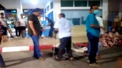 مواطن من بن الطيب يتهم سائق سيارة بتركه أمام بوابة المستشفى الحسني مواطن من بن الطيب يتهم سائق سيارة بتركه أمام بوابة المستشفى الحسني