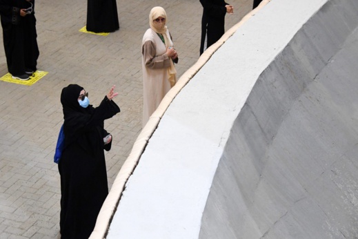 بالصور.. حجاج بيت الله الحرام يرمون "الجمرة الكبرى"