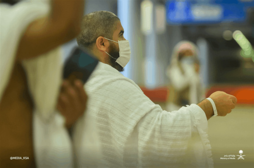 بالصور.. حجاج بيت الله الحرام يرمون "الجمرة الكبرى"