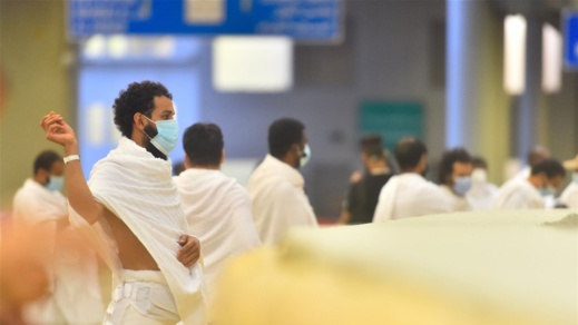 بالصور.. حجاج بيت الله الحرام يرمون "الجمرة الكبرى"