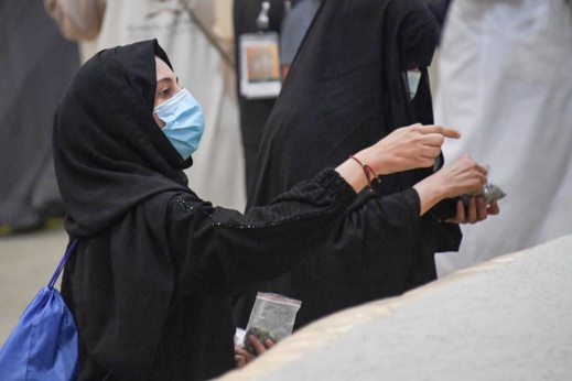 بالصور.. حجاج بيت الله الحرام يرمون "الجمرة الكبرى"