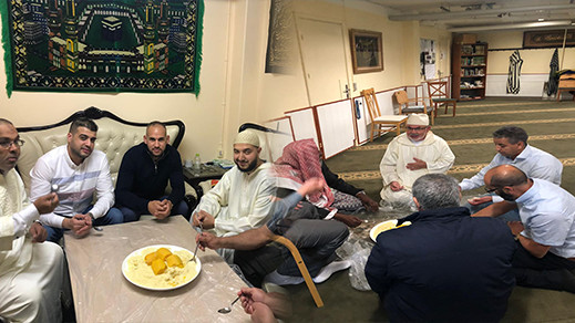 أفراد الجالية المغربية بالدانمارك يحتفلون بعيد الأضحى في ظروف إستثنائية أفراد الجالية المغربية بالدانمارك يحتفلون بعيد الأضحى في ظروف إستثنائية