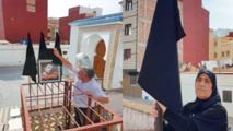 يوم العيد.. عائلة الزفزافي ترفع الأعلام السوداء بالمنزل حزنا على ناصر