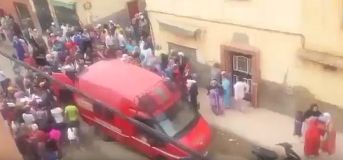 شاب يشرمل أختيه صباح يوم العيد بالناظور بسبب خلاف عائلي شاب يشرمل أختيه صباح يوم العيد بالناظور بسبب خلاف عائلي