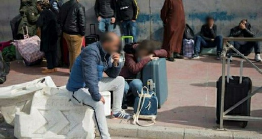 مواطنون مغاربة عالقون في مليلية يقضون ثاني "عيد" بعيدا عن عائلاتهم مواطنون مغاربة عالقون في مليلية يقضون ثاني "عيد" بعيدا عن عائلاتهم