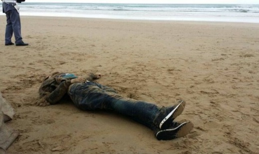 مصرع مهاجرين سريين غرقا برأس الماء وإنقاذ 13 آخرين مصرع مهاجرين سريين غرقا برأس الماء وإنقاذ 13 آخرين