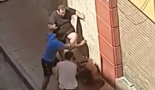 شاهدوا.. مغاربة يشبعون "حراك" ضربا بعد قيامه بتكسير واجهة محل تجاري شاهدوا.. مغاربة يشبعون "حراك" ضربا بعد قيامه بتكسير واجهة محل تجاري