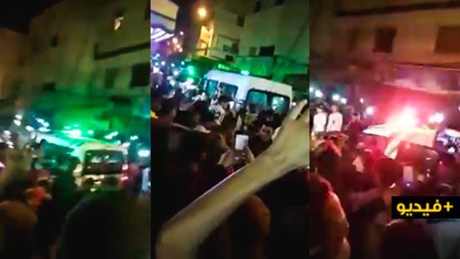 شاهدوا.. مغاربة يتحدون حالة الطوارئ ويحتفلون بموسم بوجلود أمام السلطات شاهدوا.. مغاربة يتحدون حالة الطوارئ ويحتفلون بموسم بوجلود أمام السلطات