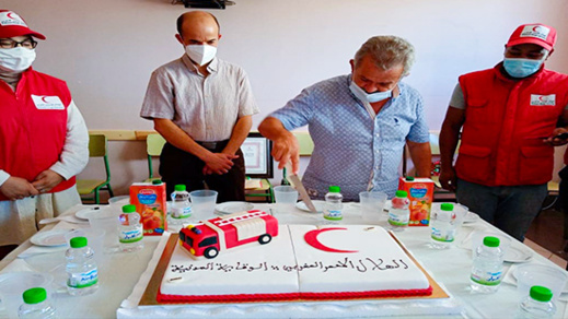 الهلال الأحمر يكرم قائد الوقاية المدنية بالناظور الهلال الأحمر يكرم قائد الوقاية المدنية بالناظور