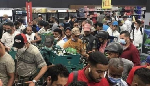 مغاربة يتسابقون لاقتناء خمور تحسّبا لإغلاق مفاجئ وسط تخوفات من "بؤرة خمرية" مغاربة يتسابقون لاقتناء خمور تحسّبا لإغلاق مفاجئ وسط تخوفات من "بؤرة خمرية"