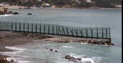 بعد مليلية.. عالق بسبتة يعود إلى أهله سباحة أمام أنظار الإسبان بعد مليلية.. عالق بسبتة يعود إلى أهله سباحة أمام أنظار الإسبان