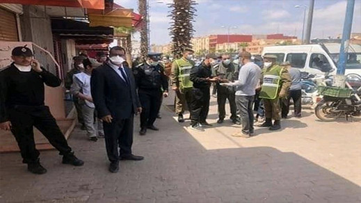 سلطات الناظور توقف مجموعة من المواطنين القادمين بدون رخصة سفر من مدن تم إغلاقها سلطات الناظور توقف مجموعة من المواطنين القادمين بدون رخصة سفر من مدن تم إغلاقها