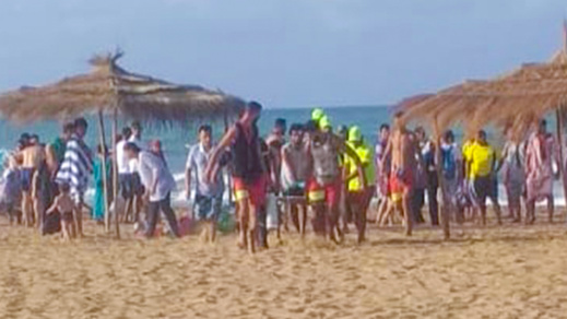 عناصر الحراسة الشاطئية تنقذ فتاة من الموت بشاطئ قرية اركمان عناصر الحراسة الشاطئية تنقذ فتاة من الموت بشاطئ قرية اركمان