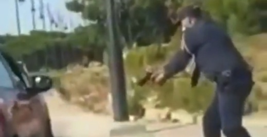 شاهدوا.. شرطي يستخدم سلاحه لتوقيف شخصين عرضا أمن المواطنين للخطر شاهدوا.. شرطي يستخدم سلاحه لتوقيف شخصين عرضا أمن المواطنين للخطر