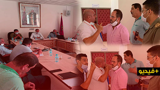 منع مواطنين من حضور أشغال دورة جماعة بوعرك يدفع توحتوح إلى رفعها والسلطات تتدخل منع مواطنين من حضور أشغال دورة جماعة بوعرك يدفع توحتوح إلى رفعها والسلطات تتدخل