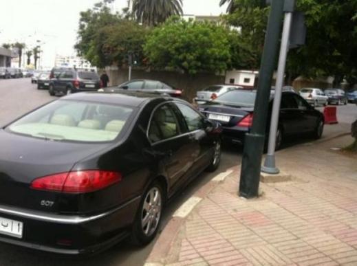 صورة: قيادي "البام" حكيم بنشماس يلتقط صورة لسيارة بنكيران متوقفة في الممنوع صورة: قيادي "البام" حكيم بنشماس يلتقط صورة لسيارة بنكيران متوقفة في الممنوع