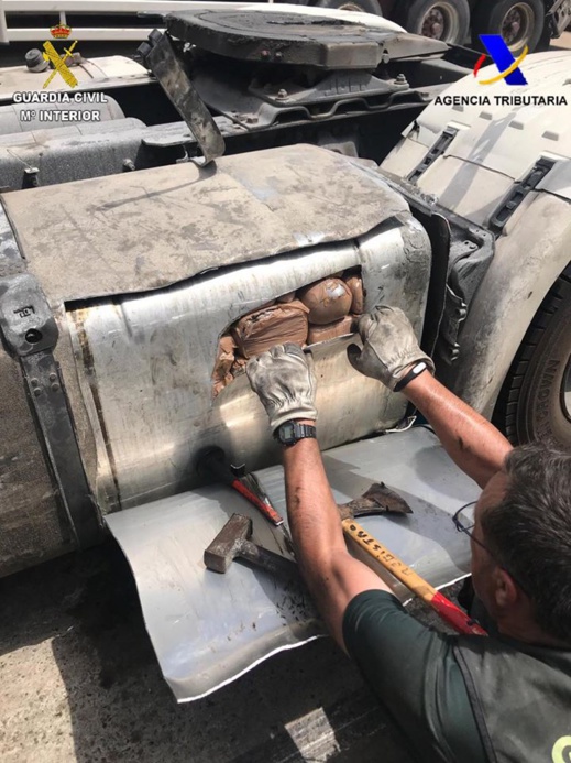 مليلية.. توقيف إسباني حاول تهريب 560 كلغ من الحشيش داخل خزان الوقود  مليلية.. توقيف إسباني حاول تهريب 560 كلغ من الحشيش داخل خزان الوقود