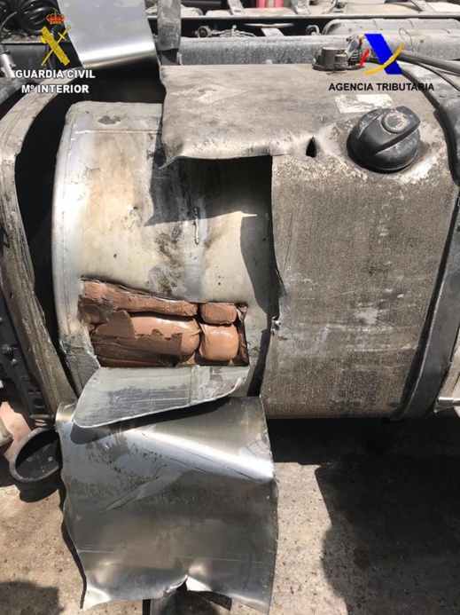 مليلية.. توقيف إسباني حاول تهريب 560 كلغ من الحشيش داخل خزان الوقود  مليلية.. توقيف إسباني حاول تهريب 560 كلغ من الحشيش داخل خزان الوقود