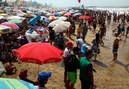 السلطات المغربية تشدّد المراقبة على شواطئ المملكة وقد تغلق بعضها السلطات المغربية تشدّد المراقبة على شواطئ المملكة وقد تغلق بعضها