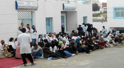 ممرضو و طلبة الحسيمة في اعتصـام جزئي أمام المديرية الجهوية احتجاجا على مرسوم الوردي ممرضو و طلبة الحسيمة في اعتصـام جزئي أمام المديرية الجهوية احتجاجا على مرسوم الوردي