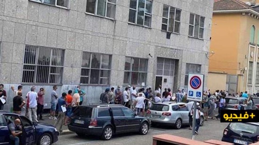 سياسي ايطالي يصف قنصلية المغرب في ميلانو بـ"الديسكوتيكا" احتجاجا على خرق تدابير التباعد الاجتماعي  سياسي ايطالي يصف قنصلية المغرب في ميلانو بـ"الديسكوتيكا" احتجاجا على خرق تدابير التباعد الاجتماعي