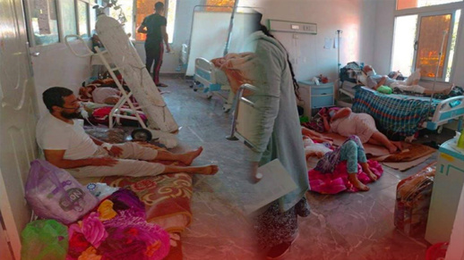 شاهدوا.. مرضى يفترشون الأرض بالمستشفى وترك مصابين بكورونا في "الشارع" شاهدوا.. مرضى يفترشون الأرض بالمستشفى وترك مصابين بكورونا في "الشارع"