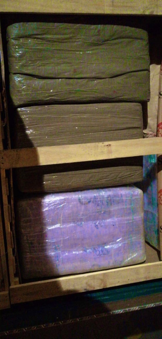 صور.. الشرطة تحجز 13 طنا من الحشيش على متن شاحنة للبضائع صور.. الشرطة تحجز 13 طنا من الحشيش على متن شاحنة للبضائع