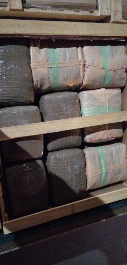 صور.. الشرطة تحجز 13 طنا من الحشيش على متن شاحنة للبضائع صور.. الشرطة تحجز 13 طنا من الحشيش على متن شاحنة للبضائع