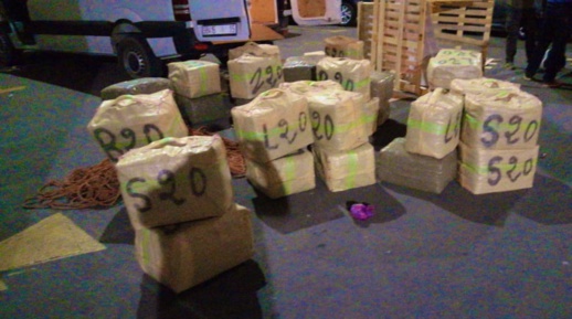 صور.. الشرطة تحجز 13 طنا من الحشيش على متن شاحنة للبضائع صور.. الشرطة تحجز 13 طنا من الحشيش على متن شاحنة للبضائع