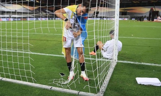الريفي منير الحدادي يحتفل بفوز فريقه بكأس الدوري الأوربي برفع العلم المغربي والأمازيغي