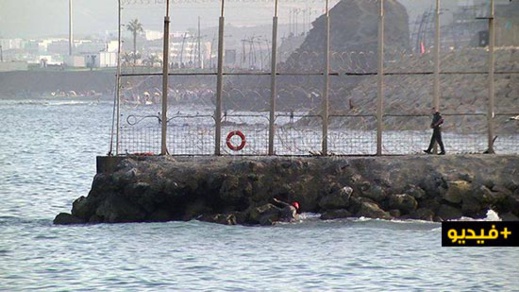 شاهدوا.. مغربيات عالقات في سبتة يجازفن بحياتهن من أجل العودة إلى ديارهن سباحة شاهدوا.. مغربيات عالقات في سبتة يجازفن بحياتهن من أجل العودة إلى ديارهن سباحة