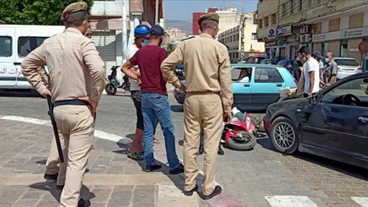 شجار بين سائقي دراجة وسيارة بسبب حادثة سير وسط الناظور شجار بين سائقي دراجة وسيارة بسبب حادثة سير وسط الناظور