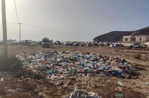 شاطئ تشارانا بالناظور "غارق" في النفايات ومجلس الجماعة "غائب"
