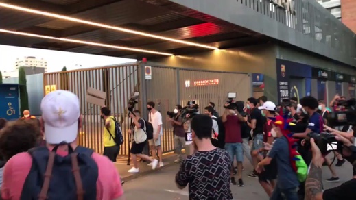 أنصار برشلونة يداهمون مقر النادي ويطالبون بـ"رحيل" الرئيس بدل ميسي أنصار برشلونة يداهمون مقر النادي ويطالبون بـ"رحيل" الرئيس بدل ميسي