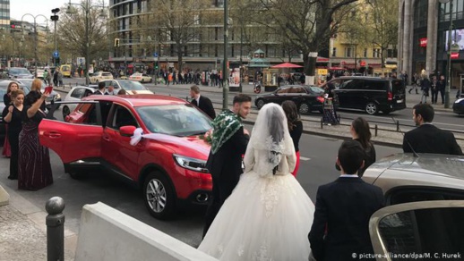 عرس مغربي بألمانيا يؤدّي إلى "بؤر" لفيروس كورونا والسلطات تفرض غرامات وتشدّد التدابير الاحترازية عرس مغربي بألمانيا يؤدّي إلى "بؤر" لفيروس كورونا والسلطات تفرض غرامات وتشدّد التدابير الاحترازية