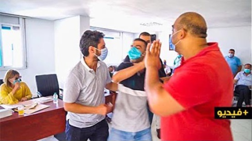 شاهدوا.. عامل نظافة يقتحم دورة مجلس جماعة الناظور ويصرخ : عطيونا حقنا شاهدوا.. عامل نظافة يقتحم دورة مجلس جماعة الناظور ويصرخ : عطيونا حقنا