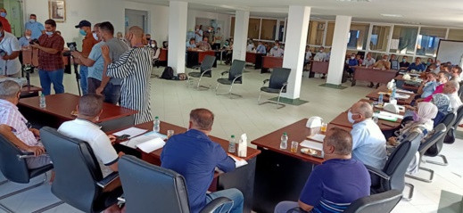 أعضاء داخل المكتب المسير لجماعة الناظور يصوتون ضد قرارته أعضاء داخل المكتب المسير لجماعة الناظور يصوتون ضد قرارته