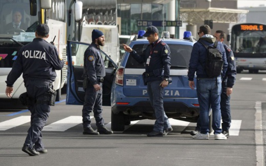 إيقاف ثلاثة مهاجرين مغاربة متوجهين إلى المغرب بتحاليل كورونا "مزورة" إيقاف ثلاثة مهاجرين مغاربة متوجهين إلى المغرب بتحاليل كورونا "مزورة"