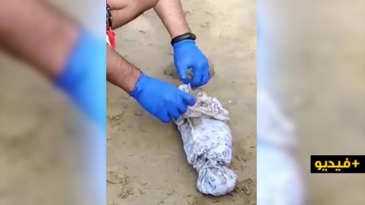 شاهدوا.. أمواج بحر مليلية تلفظ "رزمة" من أعمال الشعوذة والسحر
