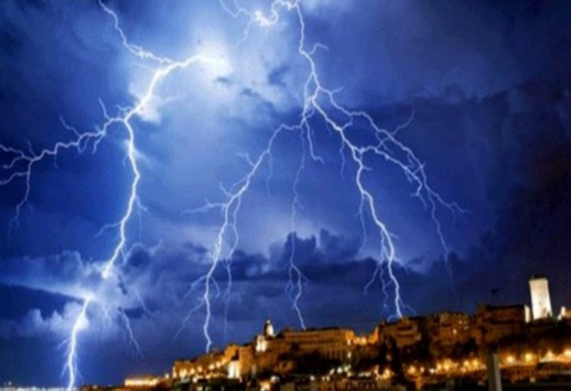 زخات رعدية محليا قوية من اليوم الاثنين إلى الأربعاء بعدد من مناطق المملكة