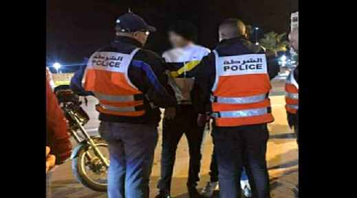 توقيف "مقدم" وجه وابلا من السب لقائد وهدد بحرق سيارة أمنية