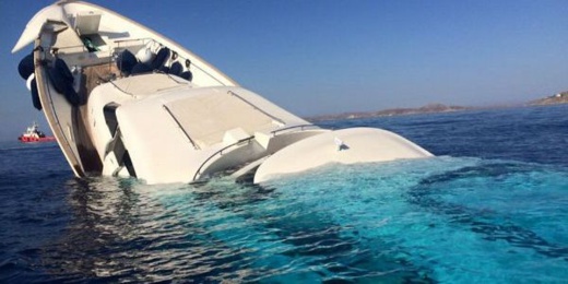 انقلاب يخت سياحي غير مرخّص قبالة شاطئ "صْفيحة" بالحسيمة انقلاب يخت سياحي غير مرخّص قبالة شاطئ "صْفيحة" بالحسيمة