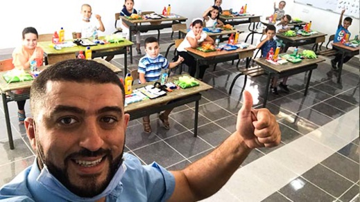 مبادرة رائعة.. أستاذ الحسيمة الذي وشحه الملك بوسام يخصص استقبالا مبهراً لتلامذته