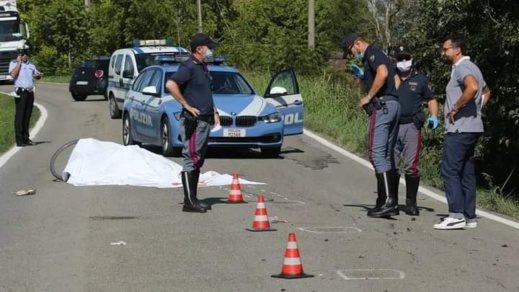 فلاح إيطالي يقتل مهاجراً مغربيا بـ "تراكتور" ويلوذ بالفرار فلاح إيطالي يقتل مهاجراً مغربيا بـ "تراكتور" ويلوذ بالفرار