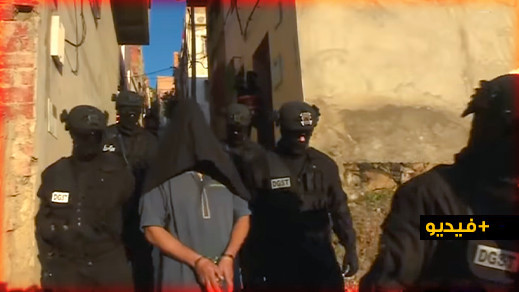 شاهدوا.. أحد "دواعش" خلية تيفلت يصيب رجل أمن بجروح بليغة وآخر في تمارة يحاول تفجير نفسه بقنينة غاز شاهدوا.. أحد "دواعش" خلية تيفلت يصيب رجل أمن بجروح بليغة وآخر في تمارة يحاول تفجير نفسه بقنينة غاز