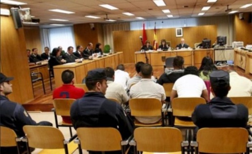 مغربي بإسبانيا يحاول "ذبح" زوجته المختلة عقليا والقضاء يقرّر "طرده" بعد قضائه ثلث محكوميته مغربي بإسبانيا يحاول "ذبح" زوجته المختلة عقليا والقضاء يقرّر "طرده" بعد قضائه ثلث محكوميته