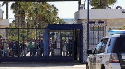 الناظور.. السلطات تمنع وقفة احتجاجية للمطالبة بفتح معبر "بني انصار " الناظور.. السلطات تمنع وقفة احتجاجية للمطالبة بفتح معبر "بني انصار "