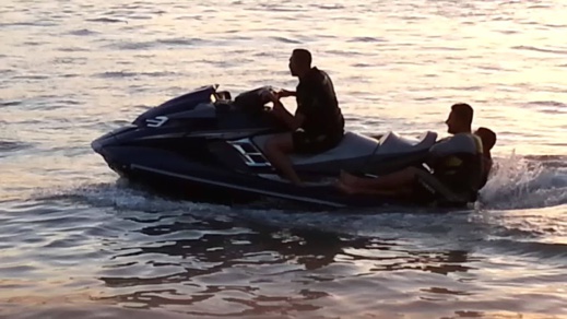 خفر السواحل الإسباني ينقذ شبانا من إمزرون حاولوا الهجرة باستعمال "جيتسكي" خفر السواحل الإسباني ينقذ شبانا من إمزرون حاولوا الهجرة باستعمال "جيتسكي"