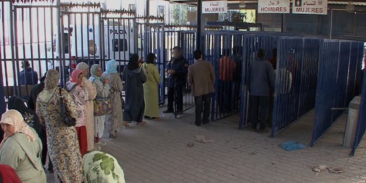 استمرار إغلاق الحدود بين الناظور ومليلية يدفع ممتهنات التهريب إلى بيع أثاث منزلهن ولـ "الحريك" استمرار إغلاق الحدود بين الناظور ومليلية يدفع ممتهنات التهريب إلى بيع أثاث منزلهن ولـ "الحريك"