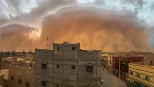 بالصور.. عاصفة رملية تضرب أوطاط الحاج وتتسبب في انقطاع التيار الكهربائي بالصور.. عاصفة رملية تضرب أوطاط الحاج وتتسبب في انقطاع التيار الكهربائي